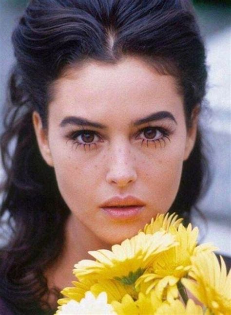 Beauty Icon of Italy: 40 Stunning Photos of Young Monica。